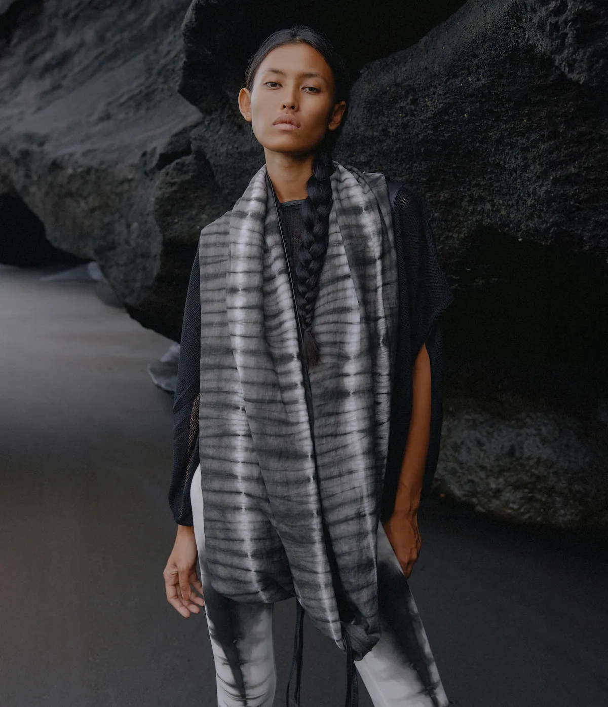 kaori linen scarf - ebony hachinosu