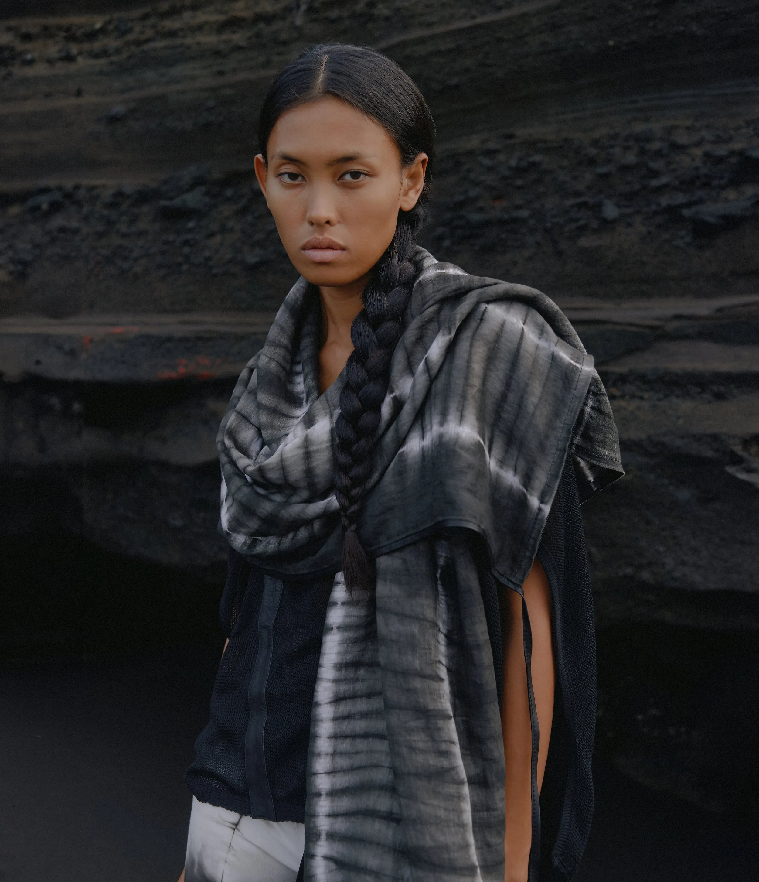 kaori linen scarf - ebony hachinosu